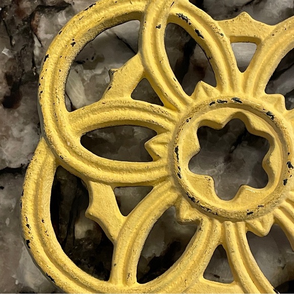 Trivet Antique Cast Iron Flower with Interlocking Circles Chippy Yellow Paint - Picture 4 of 6